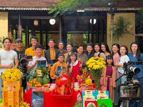 Huy Khánh cùng ê-kíp rạng rỡ trong ngày cúng khai máy dự án "Bộ Tứ Phá Án". Ảnh: FBNV.