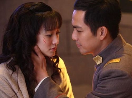Chung Hán Lương và Lý Tiểu Nhiễm tạo nên một trong những cặp đôi kinh điển của dòng phim dân quốc. Bộ phim từng gây sốt khắp châu Á với chuyện tình đầy tiếc nuối giữa thời loạn lạc.