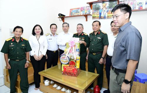 Đoàn công tác TPHCM thăm hỏi, tri ân gia đình ông Nguyễn Đình Bá tại Khu dân cư 5 vì những đóng góp, hy sinh to lớn cho sự nghiệp cách mạng của dân tộc