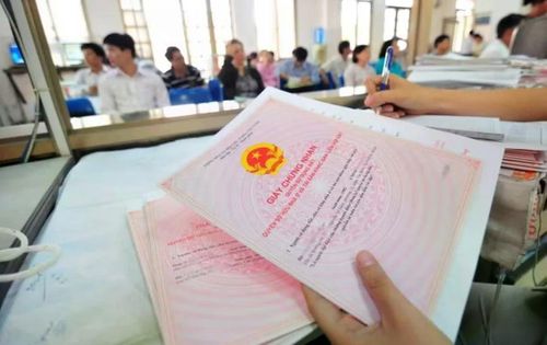 Hợp đồng chuyển nhượng hoặc tặng cho quyền sử dụng đất giữa cha mẹ và con phải được công chứng hoặc chứng thực