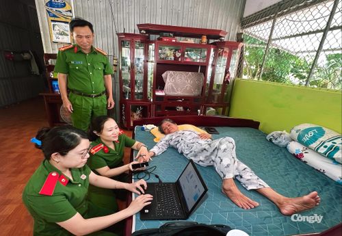 Công an xã Hồng Dân “đi từng ngõ, gõ từng nhà, rà từng trường hợp” ân cần lấy từng mẫu sinh phẩm của thân nhân liệt sĩ