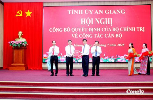Trưởng Ban Tổ chức Trung ương Nguyễn Duy Ngọc trao Quyết định của Bộ Chính trị cho ông Lê Quang Tùng
