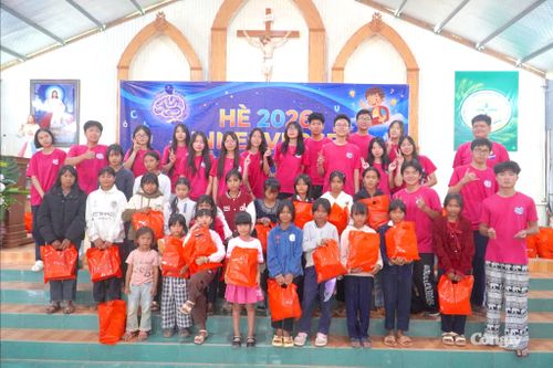 Trao tặng quà cho các em nhỏ.