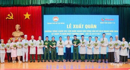Trao tặng quà động viên các lực lượng.