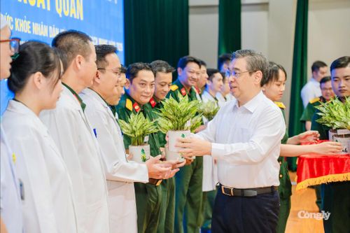 Chủ tịch Ủy ban MTTQ Việt Nam TP.HCM tặng quà động viên đội ngũ y bác sĩ Bệnh viện Quân y 7A.
