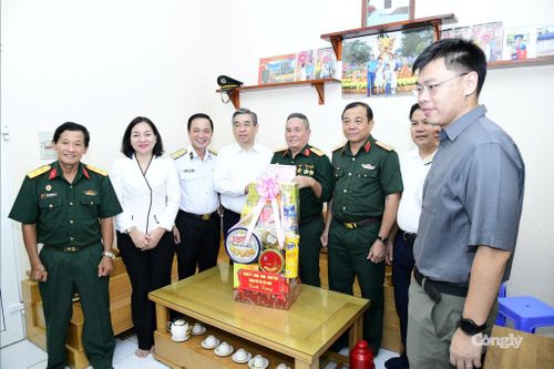 Thăm gia đình người có công dịp 27/7.