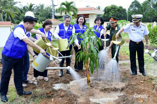 Các đại biểu tưới cây trong "Vườn cây Đại đoàn kết".