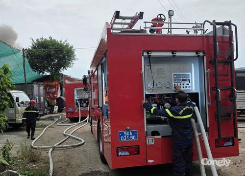 Xe chữa cháy có mặt tại hiện trường.