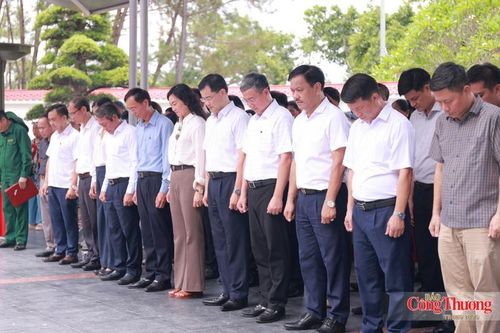 Trước đó, đoàn công tác của Bộ Công Thương do Thứ trưởng Phan Thị Thắng làm trưởng đoàn đã về với Khu di tích lịch sử quốc gia đặc biệt Ngã ba Đồng Lộc, dâng hương tưởng nhớ và tri ân công lao to lớn của các anh hùng liệt sĩ đã hy sinh vì độc lập, tự do của Tổ quốc.