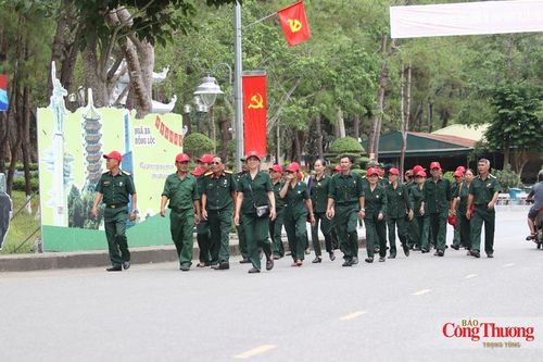 Nhiều đoàn cựu chiến binh mang trên mình tấm áo cựu quân nhân đã sờn màu, ngực đeo huân chương ghé về thăm đồng đội.