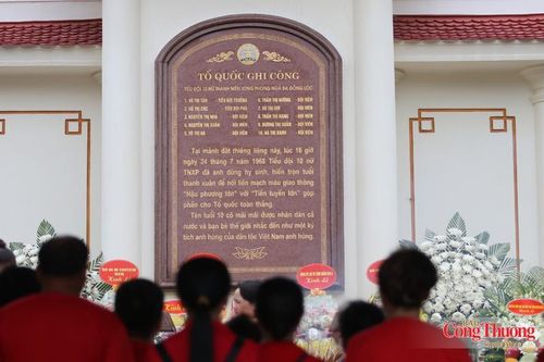 Theo ghi nhận của phóng viên Báo Công Thương, từ sáng sớm, khu vực Nhà bia tưởng niệm liệt sĩ thanh niên xung phong toàn quốc - nơi ghi danh hơn 4.000 liệt sĩ thanh niên xung phong trong cả nước và Khu mộ 10 nữ Anh hùng liệt sĩ thanh niên xung phong đã anh dũng hy sinh tại Ngã ba Đồng Lộc nghi ngút khói hương.