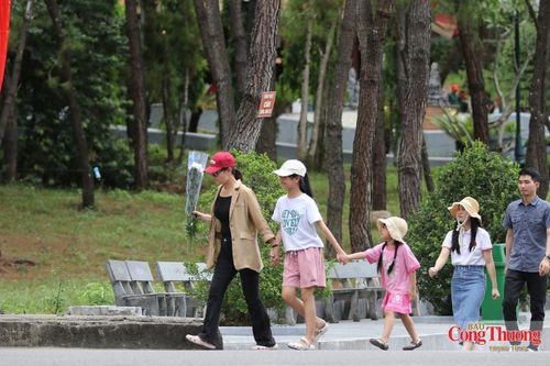 Chị Lê Thị Thanh (29 tuổi, du khách đến từ Hà Nội) bồi hồi cho biết, đây là lần đầu tiên chị cùng gia đình ghé thăm di tích vào đúng dịp tri ân. "Lắng nghe những câu chuyện chiến đấu gian khổ qua lời kể tại nhà trưng bày, tôi mới thực sự cảm nhận hết giá trị của hòa bình hôm nay. Chuyến đi giúp tôi và các con hiểu rõ hơn về lịch sử và lòng biết ơn", chị nói.