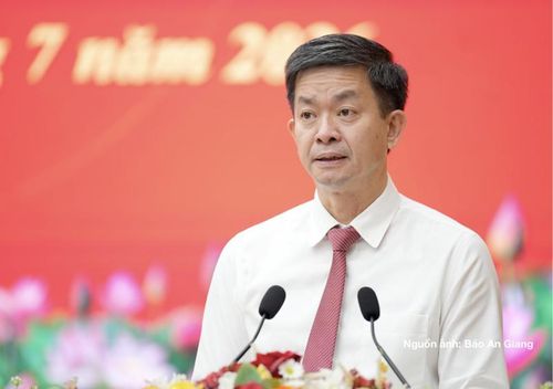 Bí thư Tỉnh ủy An Giang Lê Quang Tùng phát biểu nhận nhiệm vụ tại hội nghị.