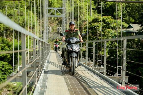Cầu treo vào bản Đoàn Kết, nơi Thiếu úy Vi Văn Tuấn đến vận động một số gia đình cho con em đi học. Ảnh: Ngô Nhung