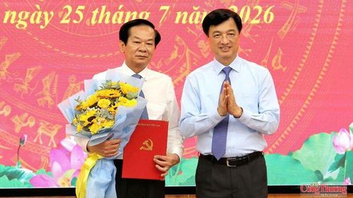 Trưởng Ban Tổ chức Trung ương Nguyễn Duy Ngọc trao quyết định cho ông Đỗ Thanh Bình.