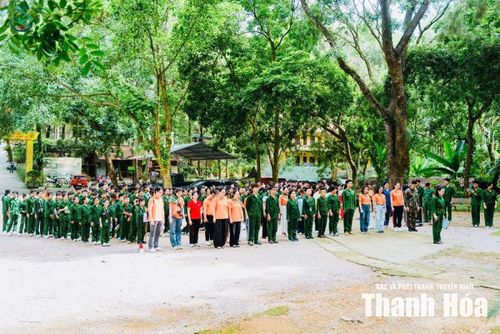 Học sinh tham quan, trải nghiệm tại Đồi C4, phường Hàm Rồng.
