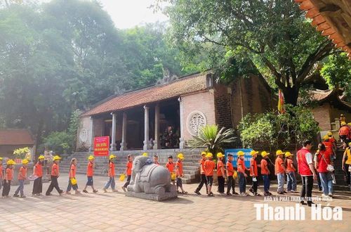 Học sinh tham quan tại Đền Bà Triệu (xã Triệu Lộc).