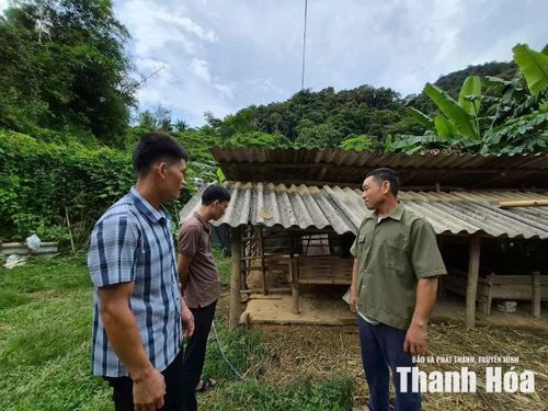 Ông Hà Văn Đoàn (ngoài cùng bên phải) chia sẻ mong mỏi được cấp đất sản xuất để phát triển kinh tế, sớm vươn lên thoát nghèo.
