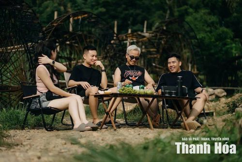 Du khách cùng nhau trải nghiệm bên guồng nước.