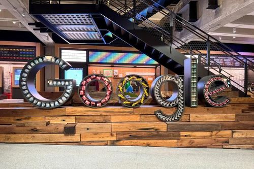 Biểu tượng Google được trưng bày tại trụ sở tập đoàn ở New York (Mỹ), ngày 1/7. Ảnh: Reuters.