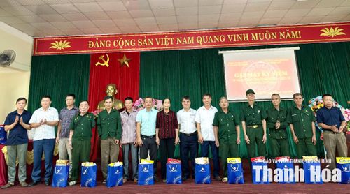 Trao quà cho thương binh, người có công tại xã Trung Sơn.