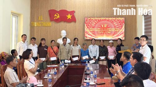 Trao quà cho thương binh, người có công tại xã Trung Thành.