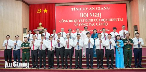 Đoàn công tác của Trung ương và lãnh đạo tỉnh An Giang chụp ảnh lưu niệm tại hội nghị.