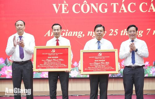 Thường trực Tỉnh ủy An Giang trao bảng tri ân Ủy viên Ban Chấp hành Trung ương Đảng, Quyền Bộ trưởng Bộ Nội vụ Nguyễn Tiến Hải, nguyên Bí thư Tỉnh ủy An Giang và Phó Bí thư Đảng ủy các cơ quan Đảng Trung ương Nguyễn Thanh Nhàn, nguyên Phó Bí thư Thường trực Tỉnh ủy, Chủ tịch HĐND tỉnh An Giang.