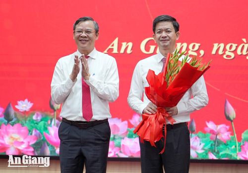 Đại diện Thường trực Thành ủy Cần Thơ tặng hoa chúc mừng Ủy viên Ban Chấp hành Trung ương Đảng, Bí thư Tỉnh ủy An Giang Lê Quang Tùng.