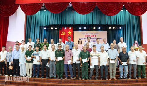 Trao 21 phần quà từ Quỹ “Đền ơn đáp nghĩa” cho các gia đình chính sách và người có công.