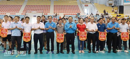 Trao cờ lưu niệm cho các đoàn vận động viên.