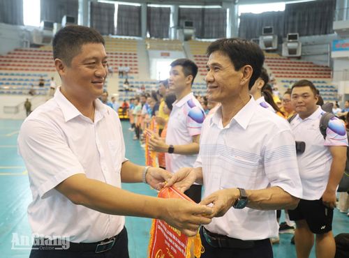 Phó Giám đốc Sở Văn hóa và Thể thao tỉnh An Giang Trần Nguyễn Bá trao cờ lưu niệm cho các đoàn vận động viên.