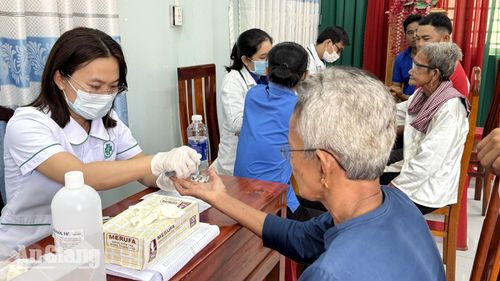 Khám bệnh, cấp phát thuốc miễn phí cho các hộ có hoàn cảnh khó khăn.
