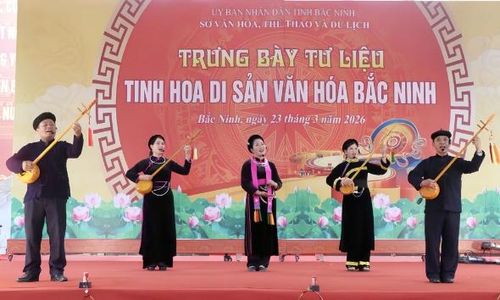 Một tiết mục biểu diễn hát then - đàn tính tại sự kiện trưng bày tư liệu "Tinh hoa di sản văn hóa Bắc Ninh" năm 2026.