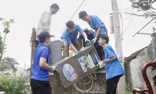  Sinh viên Trường Cao đẳng Cơ điện và Xây dựng Bắc Ninh hỗ trợ người dân di dời tài sản phục vụ dự án Cảng hàng không quốc tế Gia Bình. 