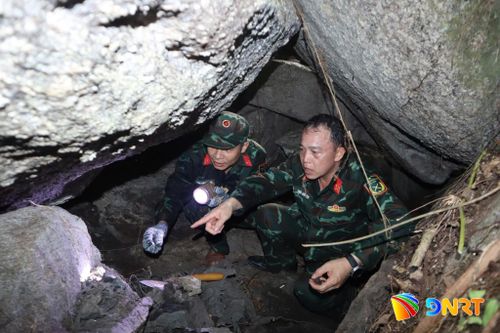 Đại tá Trần Hữu Ích, Chỉ huy trưởng Bộ Chỉ huy quân sự thành phố (bên phải) trực tiếp chỉ đạo tìm kiếm, quy tập hài cốt liệt sĩ tại hang Đá Sập. Ảnh: QUANG CƯỜNG
