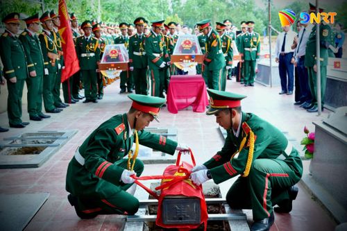 Thành phố tổ chức trang trọng lễ truy điệu, an táng hài cốt liệt sĩ tìm thấy tại hang Đá Sập tại Nghĩa trang Liệt sĩ xã Hà Nha. Ảnh: T.CÔNG