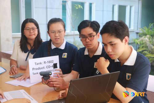 Sinh viên Đại học Bách khoa (Đại học Đà Nẵng) nghiên cứu giải pháp “Hệ thống tự động kiểm tra nhãn dán, từ bồn chứa đến khâu đóng gói”. Ảnh: VIỆT ÂN