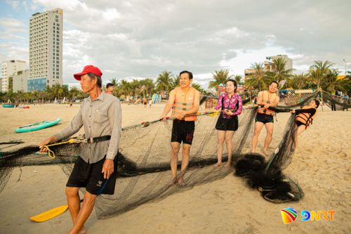 Những hoạt động cùng người dân bản địa mang đến cho du khách trải nghiệm khác biệt. Ảnh: THU HÀ