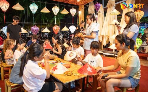 Lễ hội là cầu nối để gia tăng trải nghiệm của người dân và du khách. TRONG ẢNH: Du khách trải nghiệm tại Lễ hội Tận hưởng Đà Nẵng 2026. Ảnh: THU HÀ