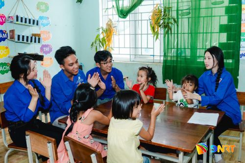Sinh viên Trường Đại học Sư phạm (Đại học Đà Nẵng) tập huấn STEM thí nghiệm vui cho học sinh xã Trà Leng. Ảnh: ĐVCC