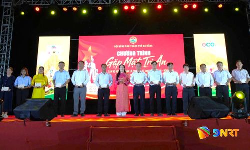 Hội Nông dân thành phố tặng quà quà cho cán bộ, công chức, viên chức và người lao động là con liệt sĩ, con thương binh, con bệnh binh. Ảnh: XUÂN ĐÔNG