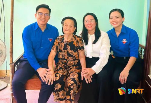 Tuổi trẻ phường Ngũ Hành Sơn đến thăm, tặng quà Bà mẹ Việt Nam anh hùng Ngô Thị Tính. Ảnh: LÊ THÀNH
