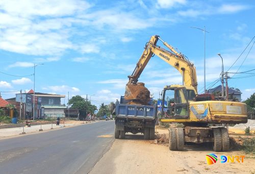 Xe máy thi công trên quốc lộ 14B đang khai thác không có người cảnh giới an toàn. Ảnh: NGỌC BÍCH
