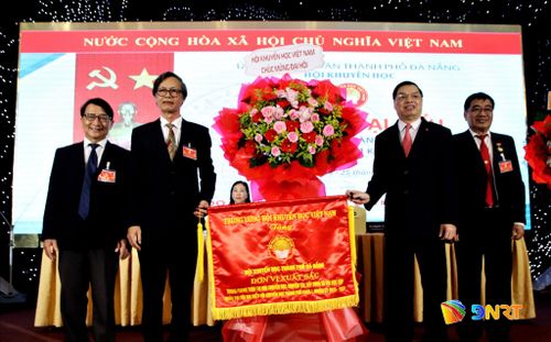 Hội Khuyến học thành phố nhận Cờ thi đua xuất sắc nhiệm kỳ 2022 - 2026 do Trung ương Hội Khuyến học Việt Nam tặng. Ảnh: TRỌNG HUY