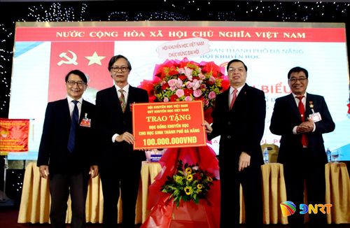 Trung ương Hội Khuyến học Việt Nam hỗ trợ học bổng cho học sinh Đà Nẵng. Ảnh: TRỌNG HUY