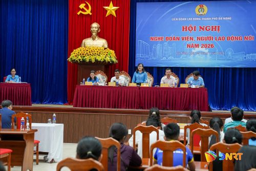 Lãnh đạo Liên đoàn Lao động thành phố tiếp thu, trả lời các ý kiến của người lao động. Ảnh: HỒ QUÂN