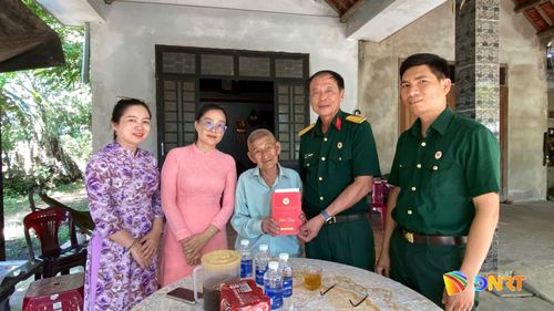 Lãnh đạo Hội Cựu chiến binh thành phố trao quà cho hội viên nhân kỷ niệm 79 năm ngày Thương binh - Liệt sĩ. Ảnh: XUÂN PHƯỚC