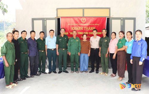 Hội Cựu chiến binh thành phố trao "Nhà nghĩa tình Cựu chiến binh" cho hội viên Hồ Văn Bét (xã Phước Năng). Ảnh: XUÂN PHƯỚC