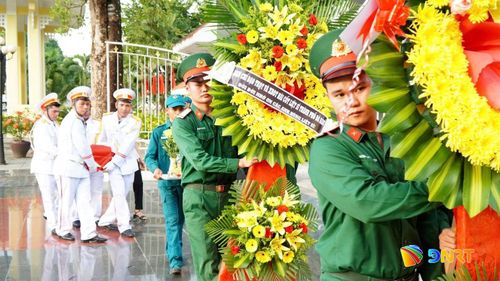 Cựu chiến binh thành phố hưởng ứng "Chiến dịch 500 ngày đêm đẩy mạnh tìm kiếm, quy tập và xác định danh tính hài cốt liệt sĩ" tại xã Trà Liên. Ảnh: XUÂN PHƯỚC